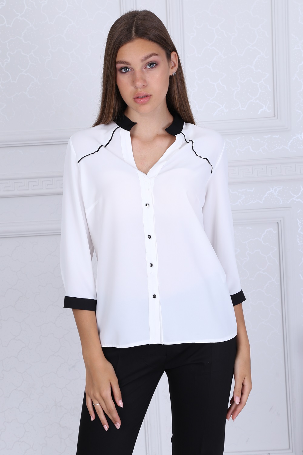 Siyah Yakalı Beyaz Bluz